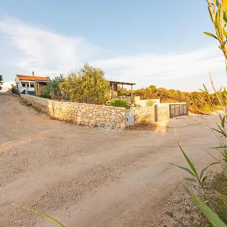 Holiday home Gorgeous In With Kitchen Mandre