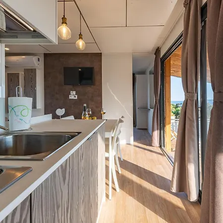 Holiday home Gorgeous In With Kitchen Mandre