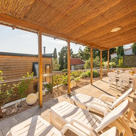 Holiday home Gorgeous In With Kitchen Mandre